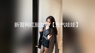 十一月最新流出 魔手外购精品厕拍酒吧女厕偷拍几个美女尿尿黑衣学妹闻一闻自己擦完逼纸的味道