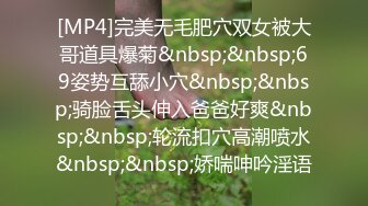 两个颜值颇高的拉拉女同在房间互舔互抠，还给对方看手上抠出来的白带