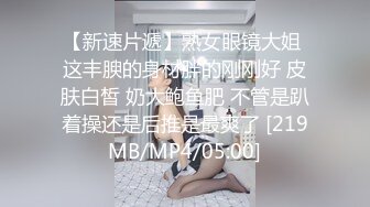 【OnlyFans】逃亡JJ爱KK，狂干群P，大型淫乱场面，两人真实夫妻，女的身材超级棒，群p的场面太过震撼 24