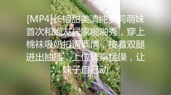 一王两后，帝王般享受！难得一见OF无敌巨乳大奶牛【hhh1231】最新啪啪长视频，肏一个手还玩一个，双波霸玩到虚脱 (4)