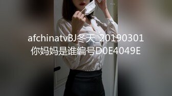 一男一女厕所偷拍合作，女的在门口把风