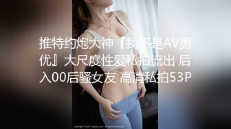 -丰满肥臀大骚妻一边骑乘单男 一边舔老公的鸡巴 老公在后面使劲推动臀部 场面刺激