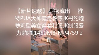 大学女厕TP黑白方格连衣裙眼镜长发漂亮的学妹