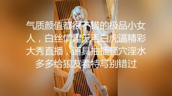 【极品反差婊】清纯美人与炮友亲亲抱抱到了床上就变骚母狗，被艹得哇哇大叫！