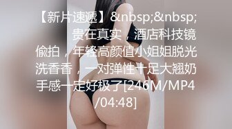 漂亮美少妇一边玩手机一边尿尿 下面有点黑 真的是人美B遭罪