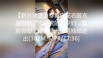 8月新流出 私房大神极品收藏 商场女厕全景后拍系列 裤脚开叉牛仔裤靓妹性感的蜜桃臀