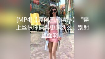 妈妈和女儿一起骚，丝袜情趣装诱惑全程露脸大秀，双头道具互相抽插浪荡呻吟，抠逼自慰淫水覆盖无毛逼好性感1