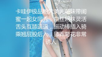 牛仔裤小背心，很会玩诱惑极品女神，难得露脸细长美腿，脱下丁字裤露多毛肥穴