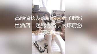 黑丝大奶美女 身材丰腴前凸后翘 被黑祖宗超大肉棒爆菊花 最后还整根插入表情享受 内射