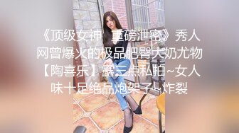 女仆装萝莉妹子 换上了黑丝 没穿内裤 一路跟拍裙底的小骚鲍