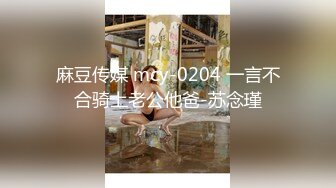 酒店操外围骚女穿上黑丝自摸骚穴跪着吸吮大屌按着双腿