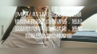 漂亮短发妹子诱人肥逼浴室洗完澡道具自慰，毛毛浓密掰穴特写，震动棒假屌双管齐下，上位骑乘抽插高潮出白浆