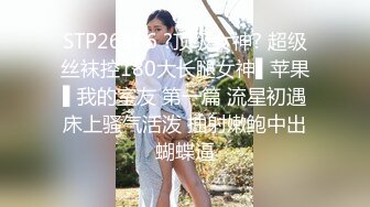 酒店厕所偷拍身材娇小的美女经理 鲍鱼还是粉的哟