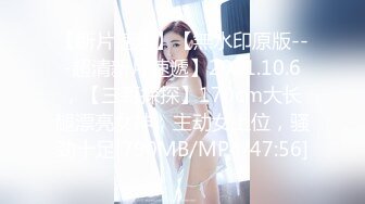 有点变态的大叔车上找了一个美女 抠她的B看着她的B打飞机就是不操