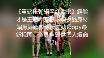 商场女厕全景偷拍两个美女的肥鲍鱼卧槽，无意中发现还有一个小伙也在趴下看美女的B_0