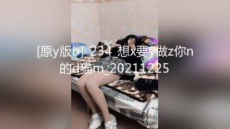 俄罗斯大妈坐在沙发上自插解闷