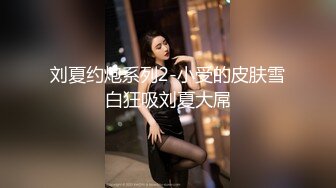 丰满女人家中一边看片一边自慰