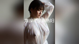 电影院门口 男子帮女生整理衣服力度太大 奶子露出来了都不知道