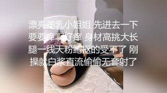 新疆老婆的朋友躺在卧室里