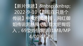 《极品CP魔手外购》色胆包天坑神潜入某公司女厕独占坑位隔板缝中实拍超多美女小姐姐方便，脸逼同步前后拍太顶了 (10)