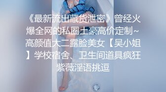 屌丝男和女炮友看电影中途到厕所里用矿泉水洗完鸡巴后在里面上演活春宫