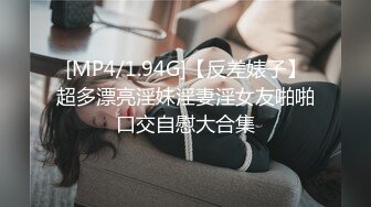 完美无毛极品粉穴小姐姐双女大秀，一起抬腿让你妹看穴，双头龙互插翘起美臀，拿出道具爆菊花，轮换互插很淫荡