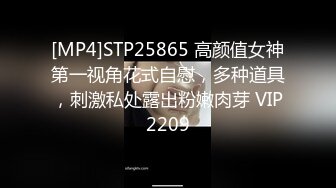 2021六月破解家庭网络摄像头偷拍胖哥和媳妇睡前在客厅沙发上激情一番互舔对方下面做爱