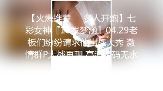 黑裙美少妇和老公逛商场真空无内出门整个肥臀一览无遗诱人美缝让人想进入一探究竟