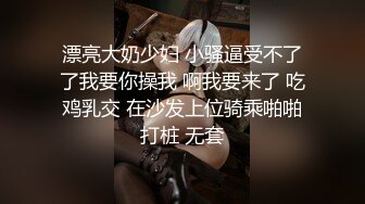 高清監拍身材超正的美婦裸著奶子在客廳敷面膜,風騷的豹紋露逼情趣內褲