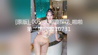 绿帽男抽着烟喝着茶在旁边看着漂亮老婆跟哥们吃鸡操逼 人家都射了废鸡吧都没有撸硬