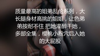 花臂纹身小哥让妹子自己自慰,侧入猛操太大妹子受不了