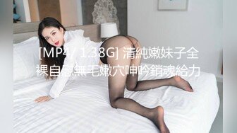 商场女厕撅着屁股玩手机女神妹,肥美的嫩唇和充血菊花任谁都受不了