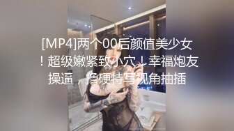 ✨婚房红嫁衣✨新娘中途打电话聊骚✨聊完受不了就开始自慰，这么淫荡吧！太反差了！