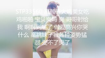 商场女厕全景偷拍牛仔短裙靓妹 光顾着玩手机大黑穴随便拍 一点警觉都没有