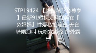 帅小伙和老大爷抢逼操还操了个妈妈年龄的老妇女真是下得去屌