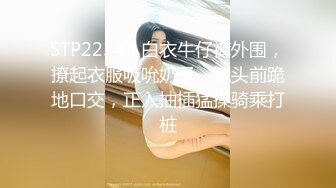 露脸良家人妻，先用手指拨弄爽小骚穴，搞得她欲仙欲死的叫床，再用鸡巴磨蹭她！