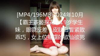 漂亮美女 牛仔裤开破洞 撅着屁屁被大鸡吧无套爆菊花 这么粉嫩的无毛鲍鱼都操腻了 内射