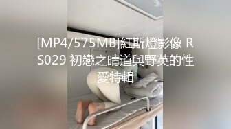 RB迷人的牛仔裤家政少妇撅屁股收拾卫生性感屁股