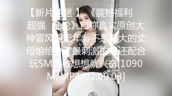 性感淘气女孩梅丽莎·摩尔和莱利·里德给他们的书呆子继父做了一次肮脏的化妆