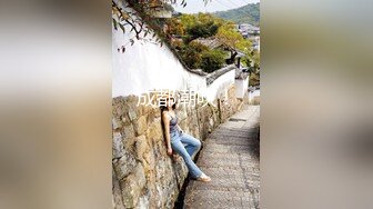 商城偷窥漂亮小少妇 跟闺蜜有说有笑 小骚丁卡屁沟 大屁屁看着超性感