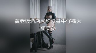 22歲騷女友故意跑到公廁，視訊玩跳蛋給男友看，突然被隔壁的聲音嚇一跳！