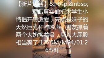 穿着角色扮演的火辣小 Ria 久留美 躺在你身上咧着嘴笑。