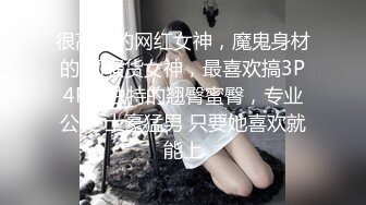 找个按摩女上门服务，扒下大哥裤子撸大鸡巴深喉口交