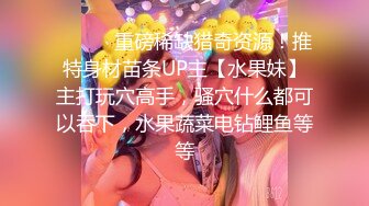 真实偸拍少妇与小青年激情造爱，少妇很满足赖赖唧唧嗲叫，小伙饥渴的像强J一样内裤不脱就进去了，少妇说干的我好爽