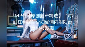 探花王约眼镜骚熟女开房啪啪，揉捏奶子蹲着按头口交，站立抬腿后入，穿着高跟鞋肩上扛猛操