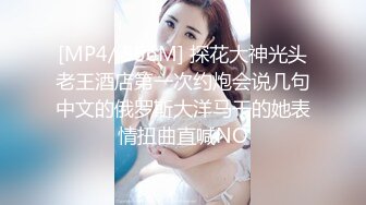 〖女神露出❤️视觉盛宴〗被哥哥强行带去别墅跪在别人家门口露出时不时的有人开车路过好害怕别墅主人家突然开门看见心里有很爽