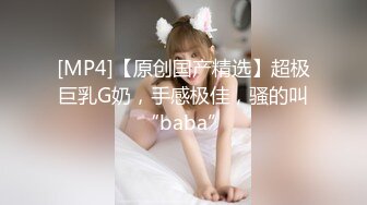 袜子里的黑发辣妹处理修理工具并免费抨击