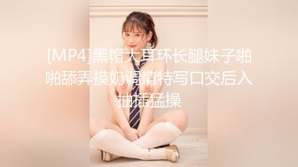 【重磅强推??性奴人妻】奴性十足的骚浪贱『丝欣Mm』舔脚滴蜡口交啪啪 新婚大红床上被主人后入 撞击肥臀一颤一颤