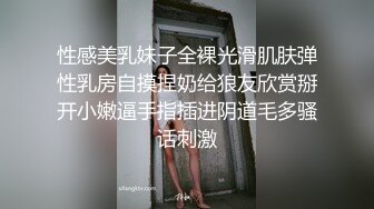 看样子是拿酒瓶在自插