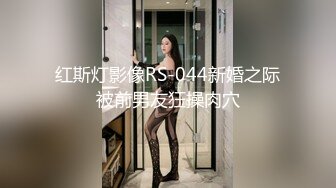 露脸少妇颜值不错大奶子，说着淫声荡语诱惑狼友揉捏骚奶子，撅着屁股掰开骚穴给狼友看，自慰骚逼淫水好多